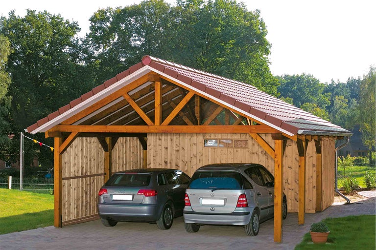 Dvojitý drevený prístrešok pre auto s dvoma zaparkovanými autami