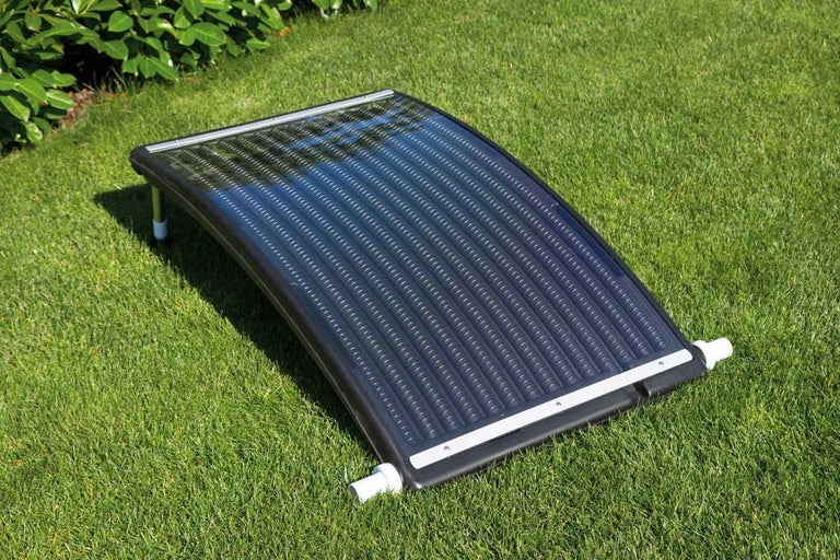 Solárny absorbér na ohrev bazéna na trávniku