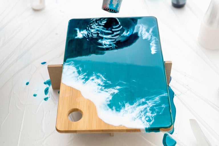 Zdobená doska na krájanie s motívom oceánu z epoxidovej živice v dielni