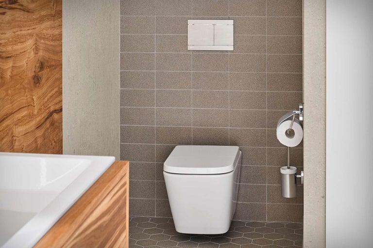 Moderná kúpeľňa s nástenným záchodom, splachovacou nádržkou a obkladmi
