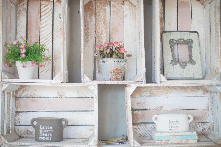 Dekoratívna drevená debna s rastlinami a dekoratívnymi predmetmi do interiéru