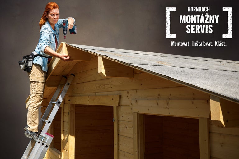 Žena montuje drevený záhradný domček pomocou akumulátorového skrutkovača, montážny servis HORNBACH