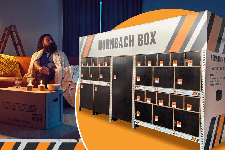Svetlý interiér s boxom Hornbach a mužom na pohovke
