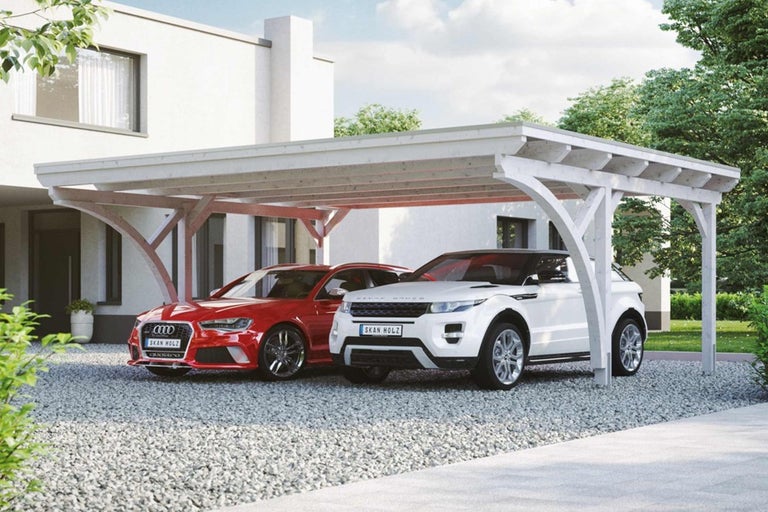 Drevený prístrešok pre auto s dvoma zaparkovanými autami pred domom