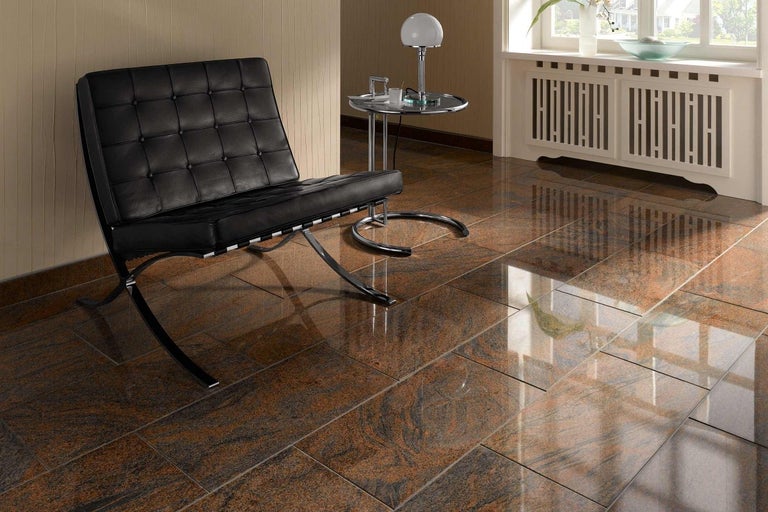 Interiérový pohľad s čiernym koženým kreslom, odkladacím stolíkom a leštenou dlažbou