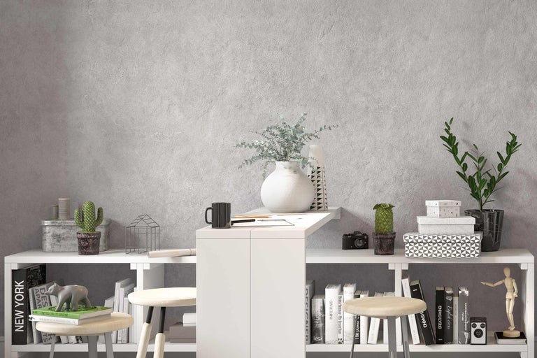 Svetlá miestnosť s bielou policou, stolom a dekoráciami