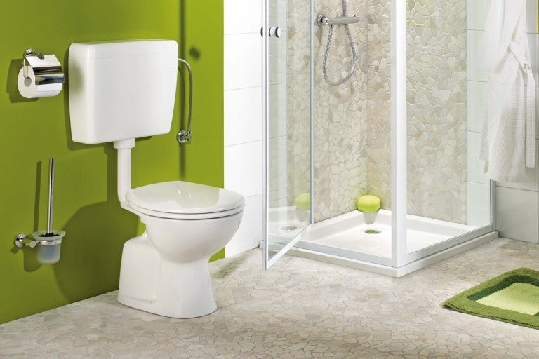 Kúpeľňa s toaletou, sprchou a príslušenstvom