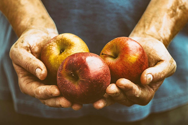 Ruky držia tri jablká