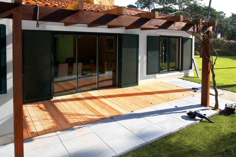 Terasa s drevenou palubovkou, dlaždicami a okenicami