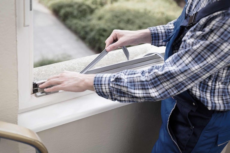 Montér inštaluje tesnenie okien