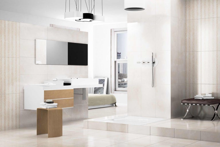 Svetlá kúpeľňa so sprchou, umývadlom a zrkadlom