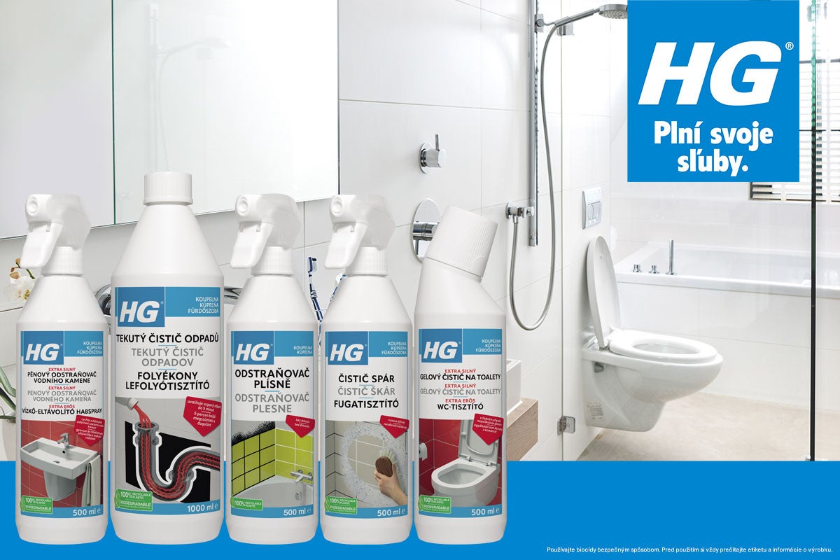 Rad čistiacich prostriedkov HG pre kúpeľne a toalety na pozadí kúpeľne.