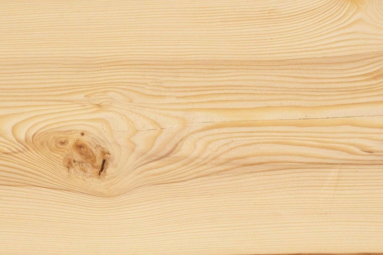 Drevená doska s kresbou a hrčou