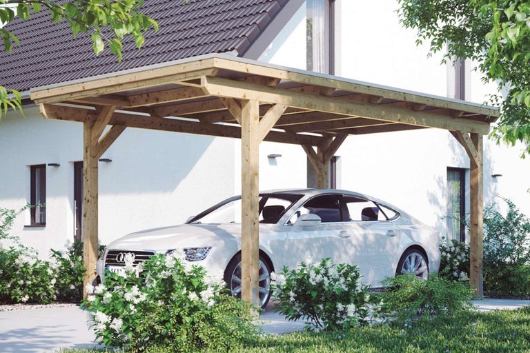 Drevený prístrešok pre auto s autom pred ním