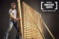Muž montuje drevenú zástenu. Montážny servis Hornbach.