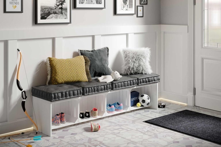 Vstupný priestor s lavicou, vankúšmi, lukom, topánkami a dekoráciou na dlaždicovej podlahe