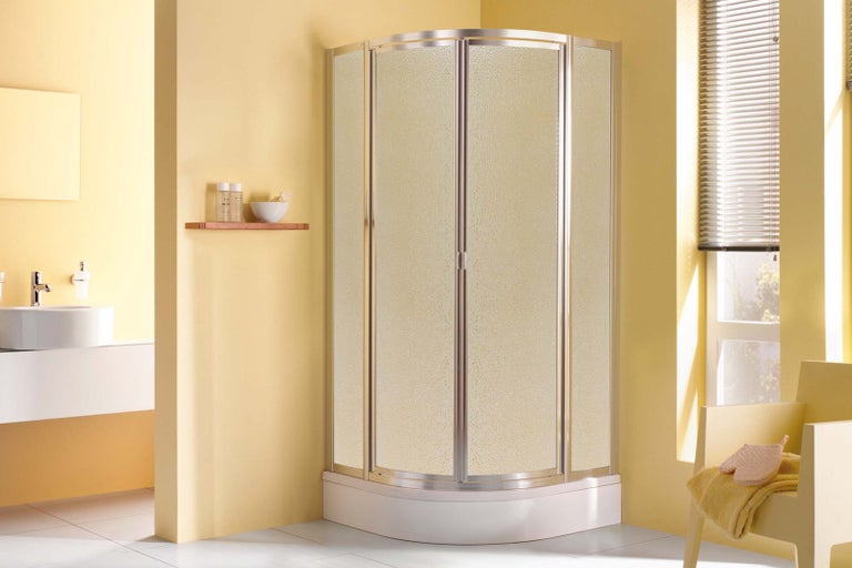 Sprchovací kút v kúpeľni s umývadlom, policou a oknom