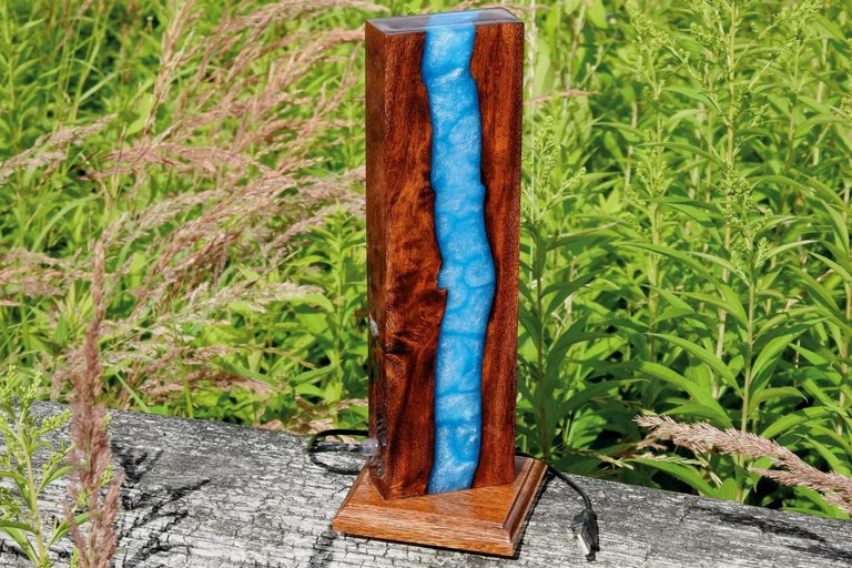 Dekoratívna drevená lampa so živicovou vložkou na drevenom podstavci