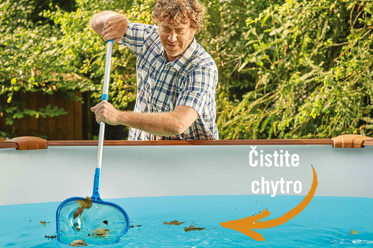 Muž čistí bazén sieťkou na lístie.