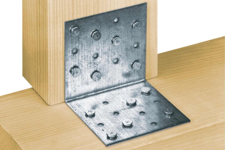 Rohový spoj z kovu pripevnený k drevu skrutkami