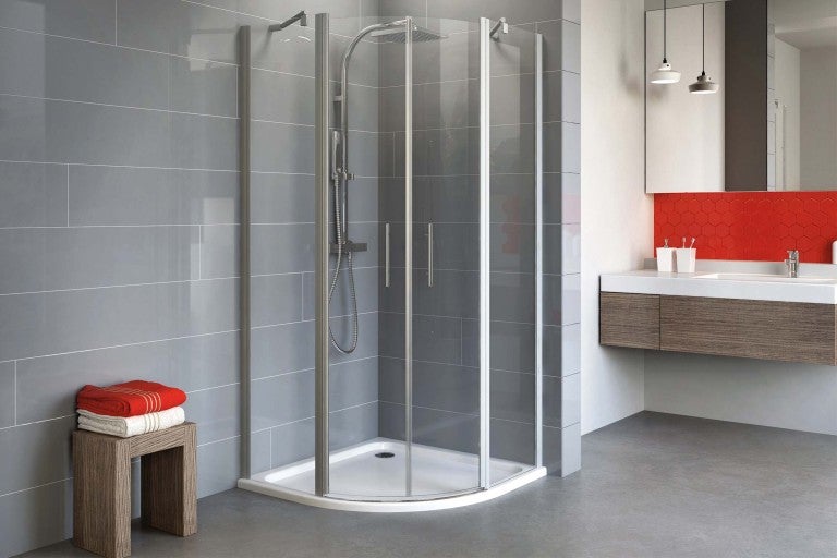 Rohová sprcha so sklenenou stenou v kúpeľni