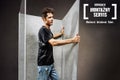 Muž montuje obklad s Hornbach Montážny Servisom