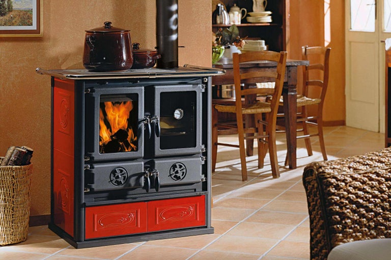 Kachle na drevo s varnou doskou, rúrou a úložnými priestormi na drevo v obytnej kuchyni