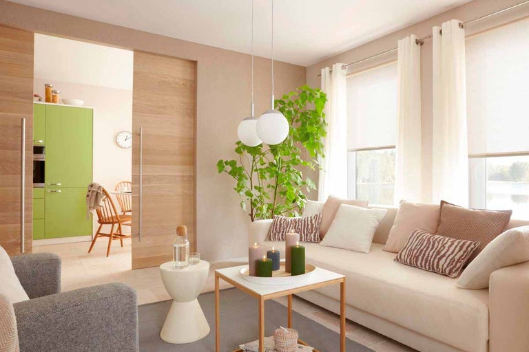 Obývacia izba s pohovkou, konferenčným stolíkom, stojacou lampou, závesmi a posuvnými dverami do jedálne