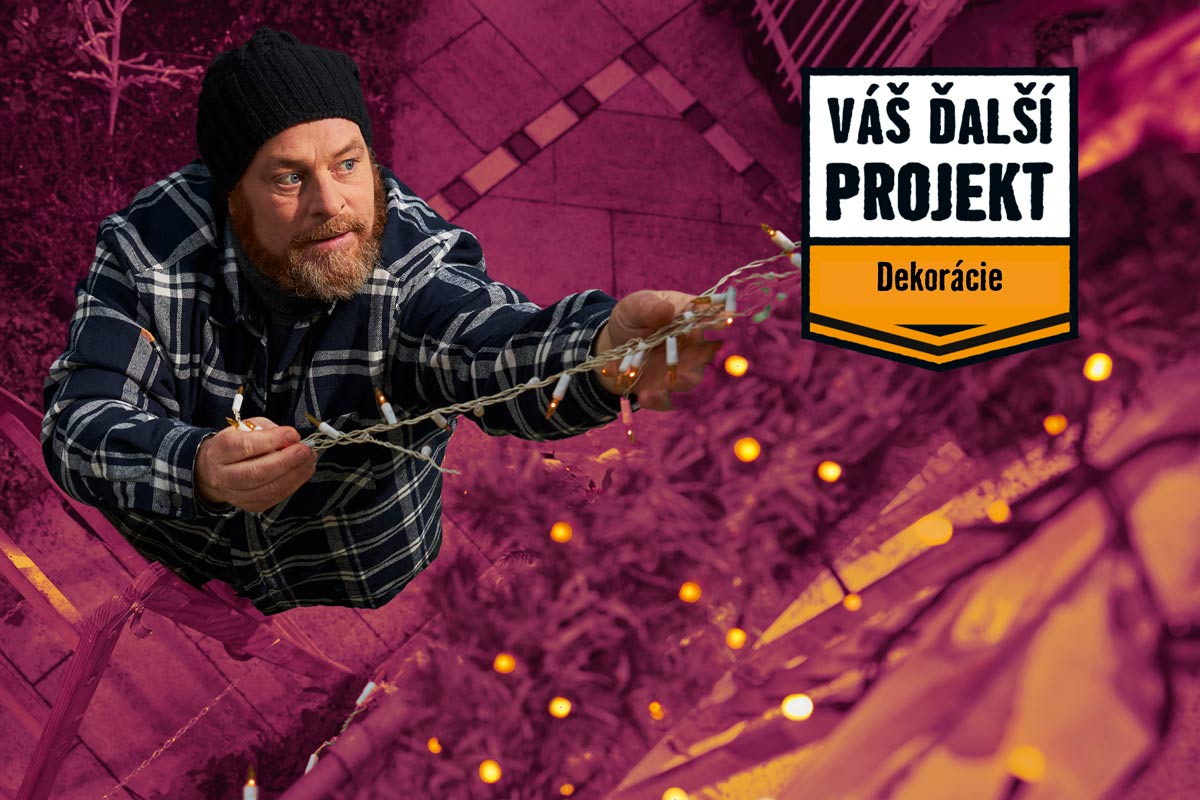 Muž so svetelnou reťazou na dekoračný projekt