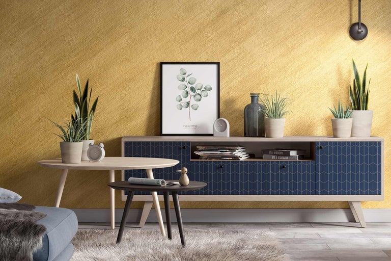 Obývacia izba s nízkou komodou, stolom a dekoráciou