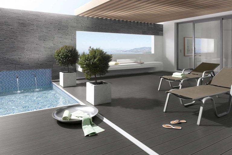 Terasa s bazénom, rastlinami, kamennou stenou, ležadlami a drevenou terasou