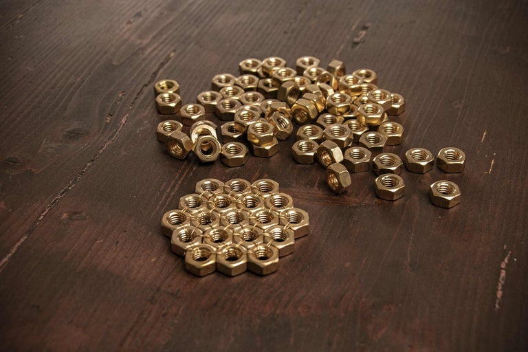 Niekoľko šesťhranných matíc na drevenom pozadí