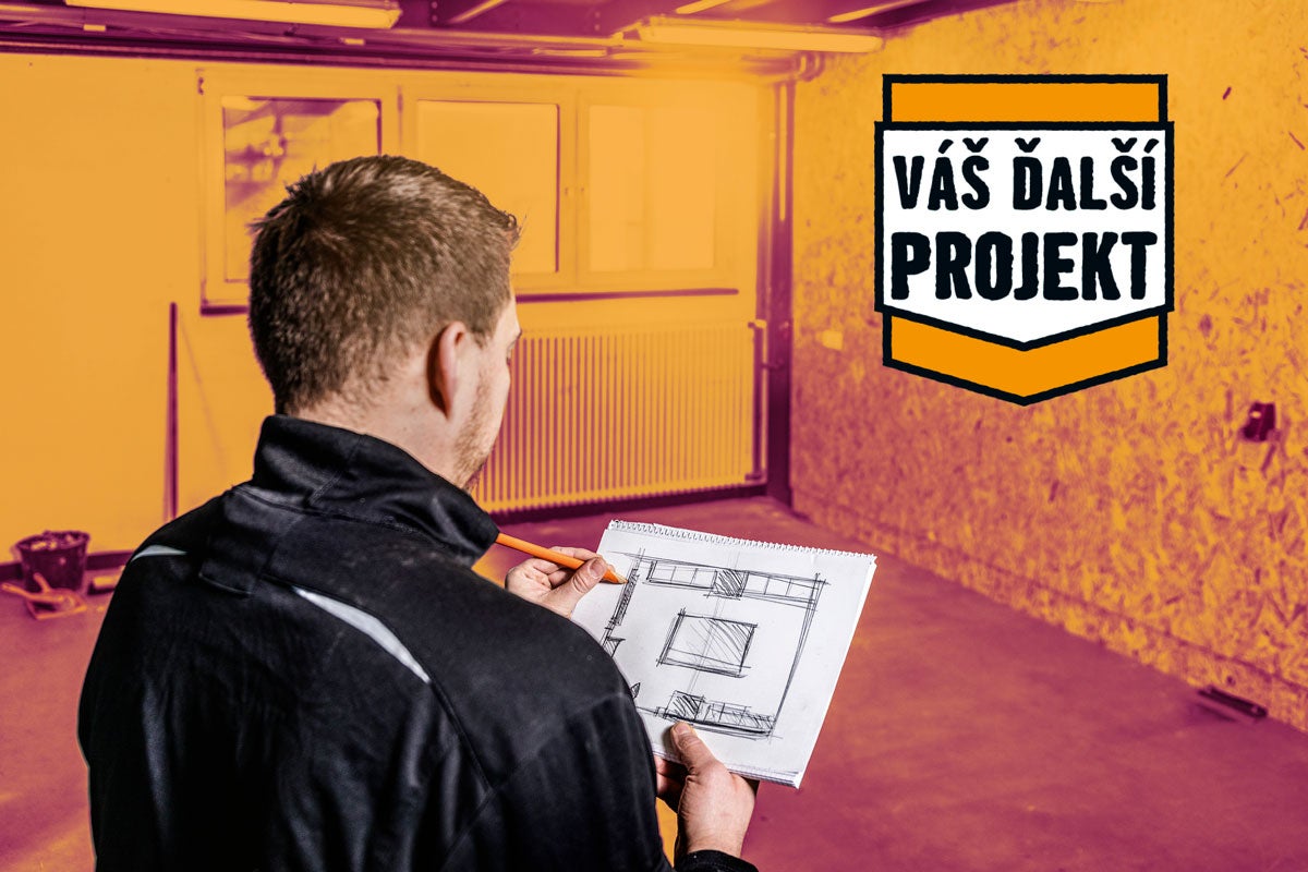 Muž plánuje projekt s náčrtom na papieri