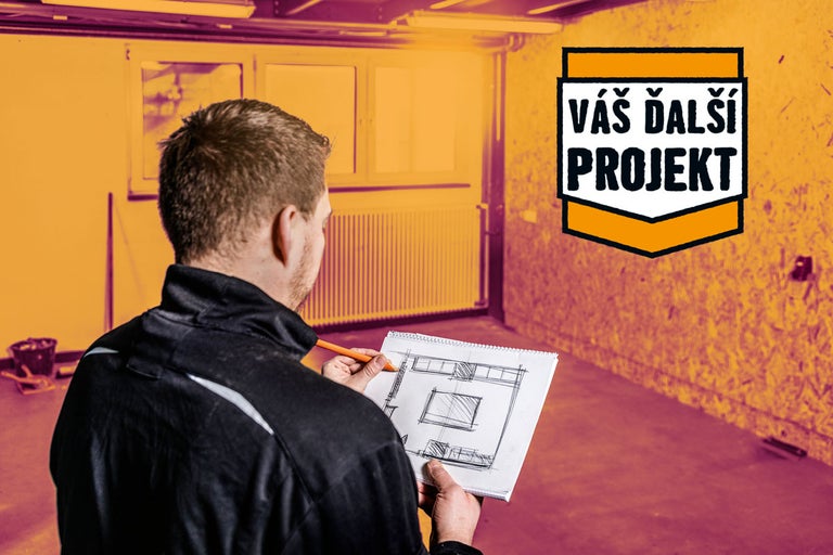 Muž plánuje projekt s náčrtom na papieri