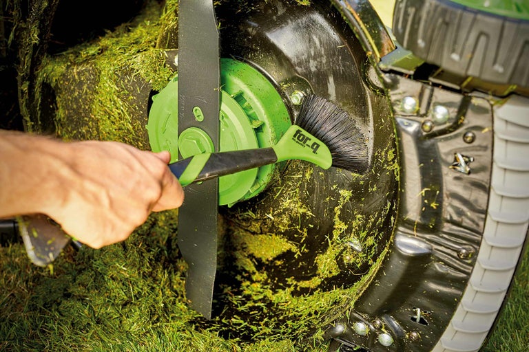 Čistenie kosačky na trávu kefou značky forq