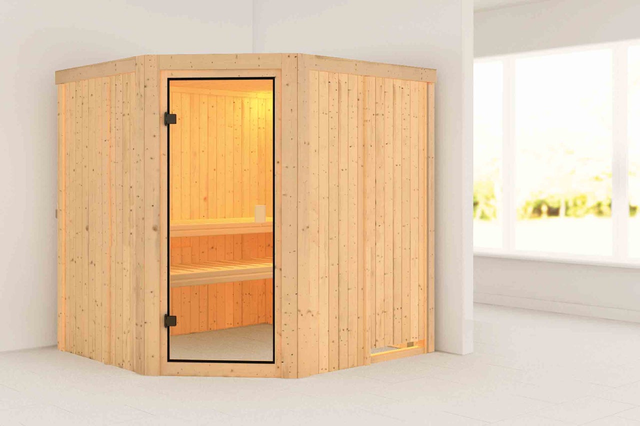 Drevená sauna so sklenenými dverami a drevenými lavicami