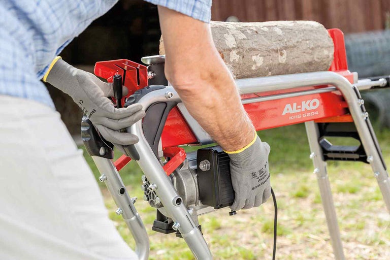 Osoba obsluhuje štiepačku na drevo AL-KO KHS 5204 s kusom dreva.