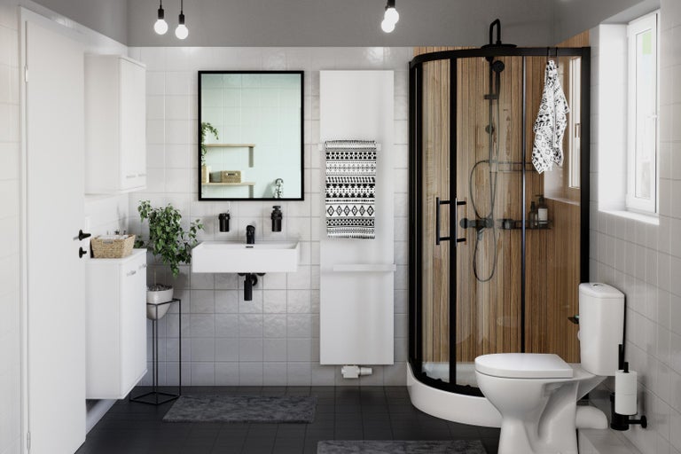 Moderná kúpeľňa so sprchou, umývadlom, zrkadlom a toaletou