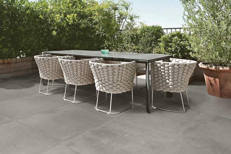 Jedálenský stôl s prútenými stoličkami v záhrade