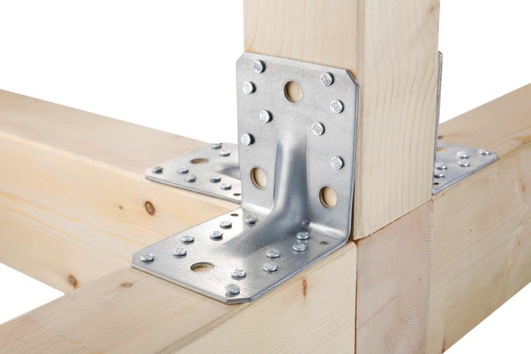 Drevená konštrukcia s kovovým uholníkom
