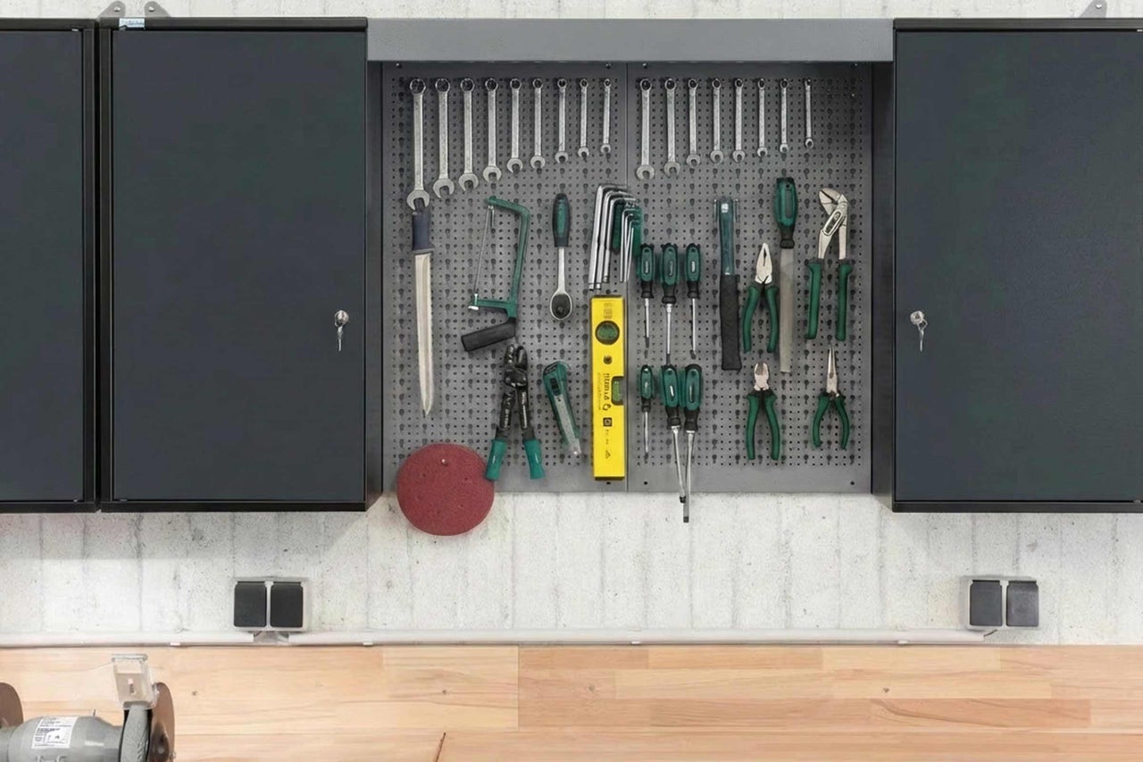 Dielňa so skriňou na náradie, dierovanou stenou a náradím