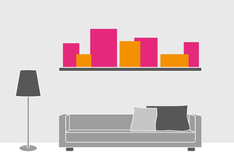 Ilustrácia obývacej izby s pohovkou, stojacou lampou a nástennou policou