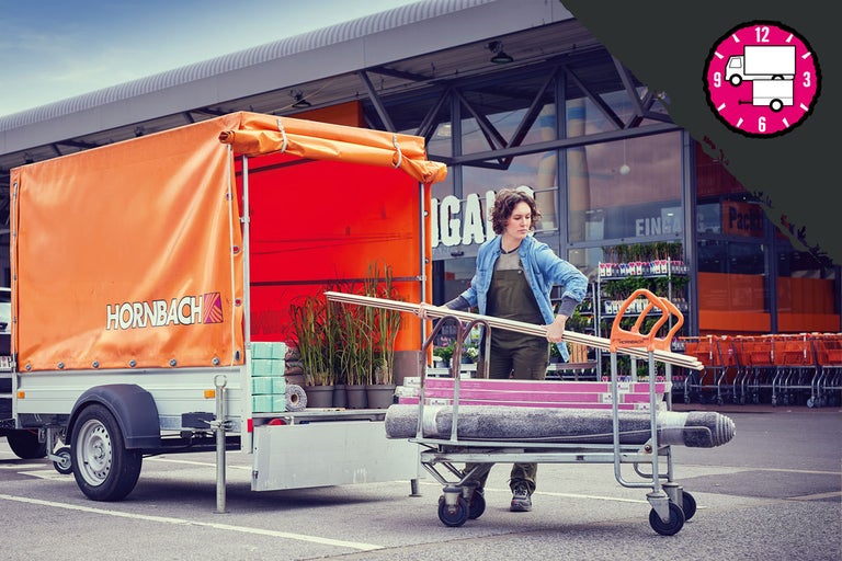 Žena nakladá príves Hornbach stavebným materiálom z nákupného vozíka