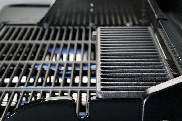 Detailný záber grilovacích roštov grilu