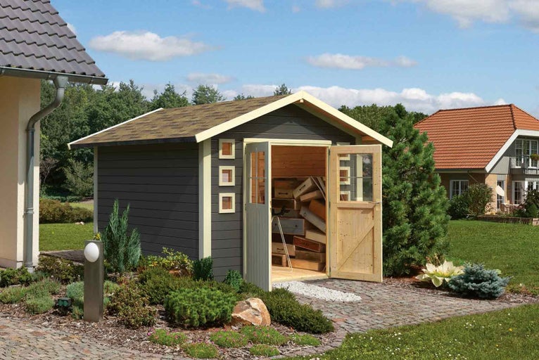 Záhradný domček s otvorenými dvojkrídlovými dverami a uloženými zásuvkami vo vnútri