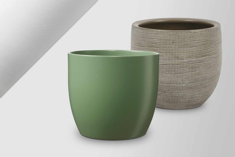 Dva keramické kvetináče, jeden zelený a jeden so vzorom
