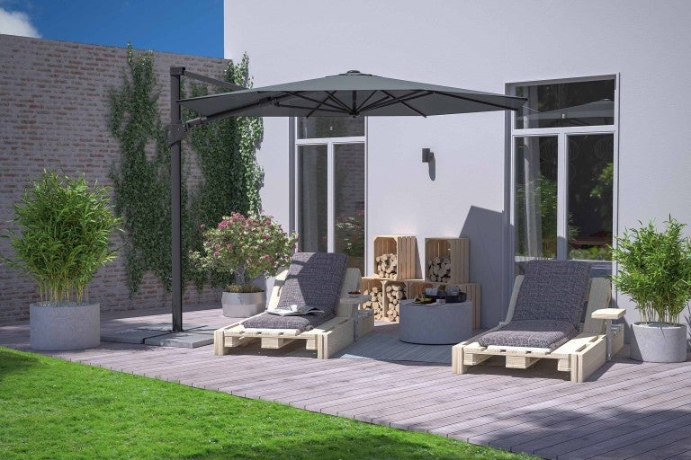 Vonkajší priestor so slnečníkom, ležadlami a rastlinami na drevenej terase