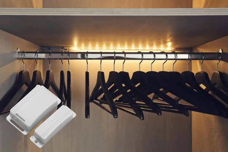 Šatníková skriňa s LED osvetlením a vešiakmi