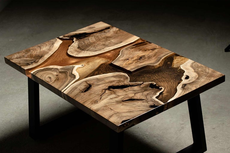 Drevená stolová doska s epoxidovou živicou na čiernom kovovom ráme