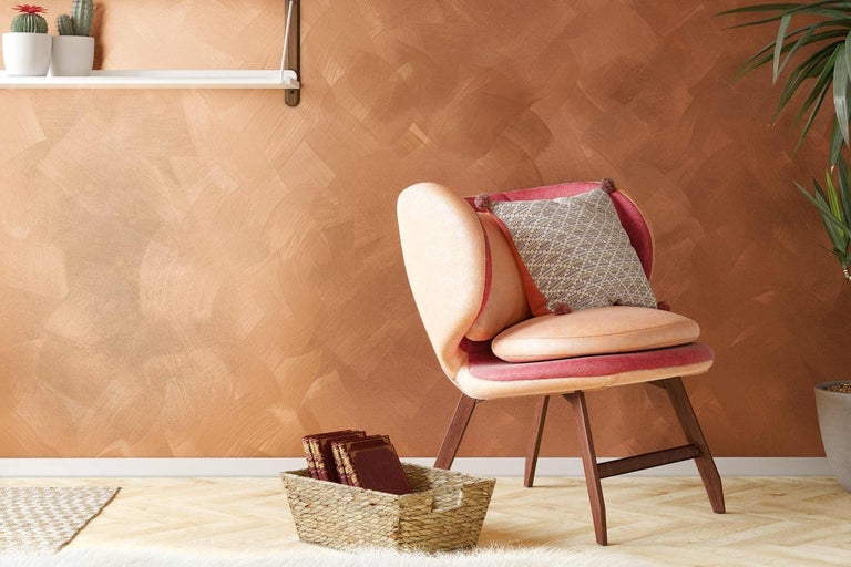 Izba s ozdobnou stoličkou, vankúšmi, košom na knihy a izbovou rastlinou